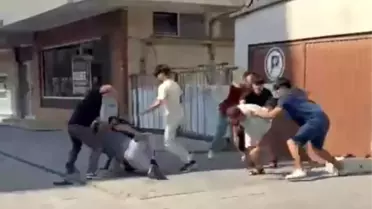 Kavga ettikleri kişiyi taşla bayılttılar! Dehşet anları kamerada