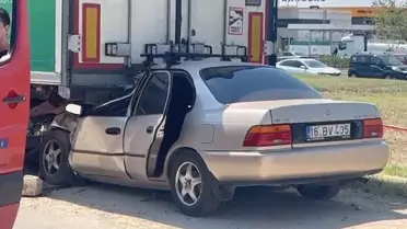 Bursa'da TIR'a Çarpan Otomobilin Sürücüsü Hayatını Kaybetti