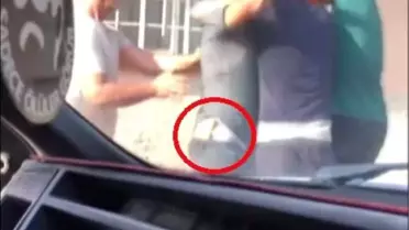 Belindeki bıçakla kavgaya girdi, sokak boks ringine döndü