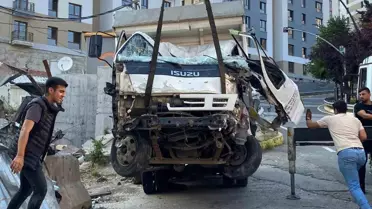 İzmit'te Kamyonet Kazası: Sürücü Kurtarıldı