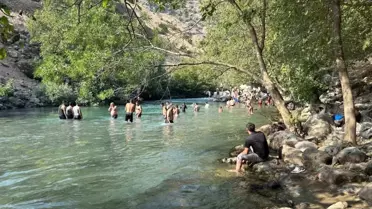 Yüksekova'da Sıcaklarla Mücadele: Avaşin Deresi'te Serinleme