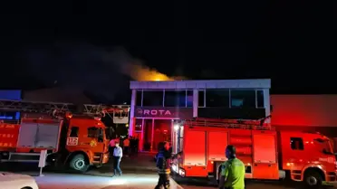 Çorum'da Oto Galeride Çatı Yangını