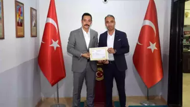Öğretmenlerden Örnek Davranış: Kediyi Annesine Kavuşturdular