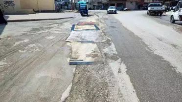 Adana'da Esnaf Tozdan Kurtulmak İçin Eski Halı Serdi