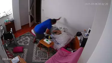 Yatalak annesini 2 saat boyunca dövüp komaya soktu