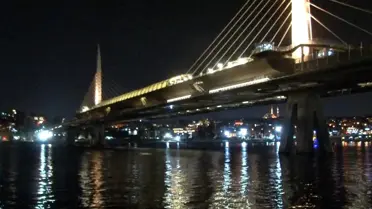 Beyoğlu'nda Metro Köprüsü'nden Düşen Vatandaş için Arama Başlatıldı