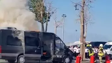 Antalya Havalimanı'nda Park Halindeki Minibüs Yandı