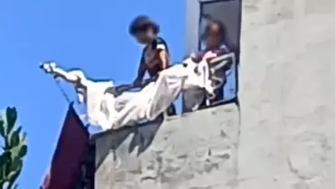 Bafra'da Balkondan Sarkarak Oynayan Çocuklar Tedirgin Etti