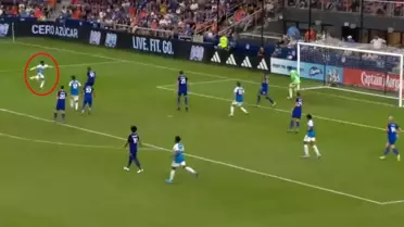 Takımı tek başına sırtlıyor! Galatasaray'ın eski yıldızından inanılmaz gol