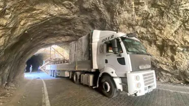 Kemaliye'de Tır Tünelde Sıkıştı