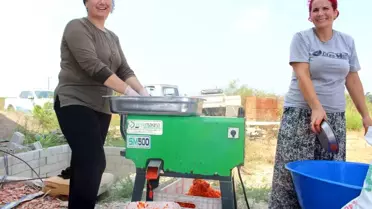 Antalya Büyükşehir Belediyesi'nden Kadınlara Destek: Salça Yapımında Makine Desteği