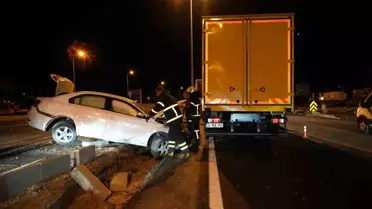 Kırıkkale'de Kargo Kamyonu ve Otomobil Çarpıştı