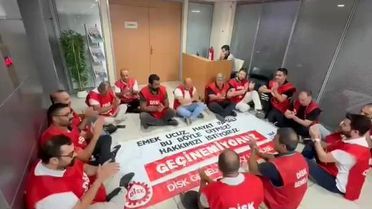 CHP'li Karşıyaka Belediyesi İşçileri Maaşlarını İstemek İçin Eyleme Geçti