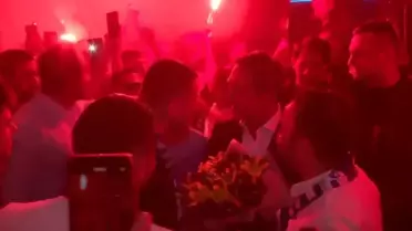 Ali Koç'a meşaleli karşılama! Söylenen o beste dikkat çekti