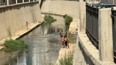 Yüksekova'da Çocuklar Kirli Dereden Havuzda Yüzmeye Geçti