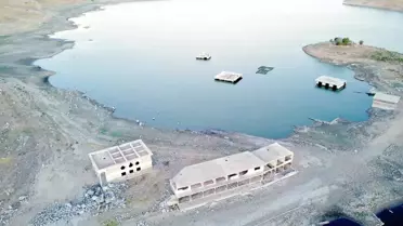 Kuraklık nedeniyle su seviyesinin düştüğü barajda eski yerleşim yeri ortaya çıktı
