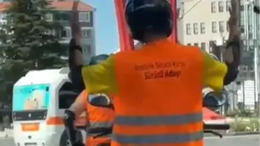 Motosiklet sürücüsünden ilginç dans