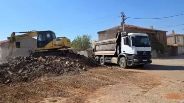 Bayramiç'te Yangın Sonrası Enkaz Kaldırma Çalışmaları Başladı