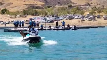 Jet Ski ile Eğlence: Bella'nın Su Show'u