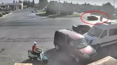 Otomobilin çarptığı motosiklet sürücüsü metrelerce sürüklendi