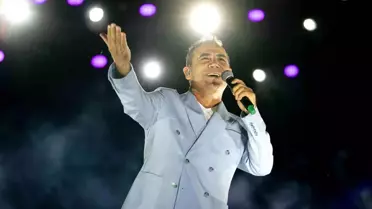 Ferhat Göçer Erzurum'da Coşku Dolu Bir Konser Verdi