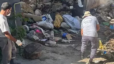 Kötü koku nedeniyle mahalleli ayaklandı, evden 20 kamyon çöp çıktı