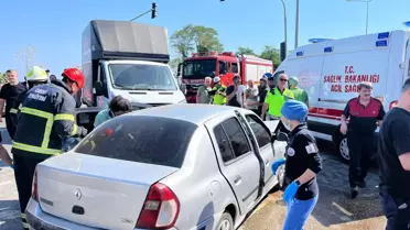 Ünye'de Otomobil-Kamyonet Çarpıştı, 5 Yaralı