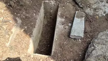 Defineciler Tarihi Mezarlığı Tahrip Etti