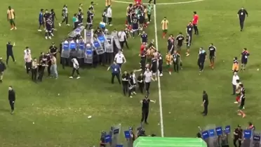 Tekmeler yumruklar havada uçuştu! Amedspor-Erzurumspor maçı sonrası ortalık savaş alanına döndü 