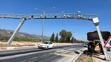 Aydın'da Kamyon PTS Direğine Sıkıştı