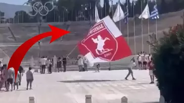 Bir Samsunspor taraftarı, Yunanistan'ın ortasında Atatürk logolu bayrağı dalgalandırdı