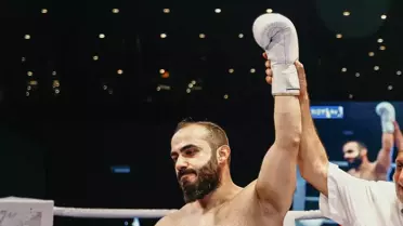 Polis memuru, kick boks müsabakasında Pakistanlı rakibini ikinci rauntta nakavt ederek şampiyon oldu