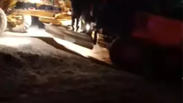 Yolda Kalan Yaralıya Greyder Yardımı