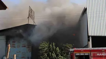 Manisa'da Hurdacıda Yangın Çıktı