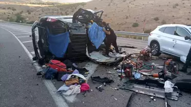Hafif ticari araç ile otomobil kafa kafaya çarpıştı: 4 ölü, 2 yaralı