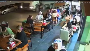 Kamyon Lastiği Patladı, Müşteriler Panikledi