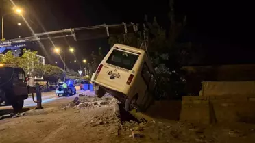 Iğdır'da Minibüs Ev Duvarında Asılı Kaldı