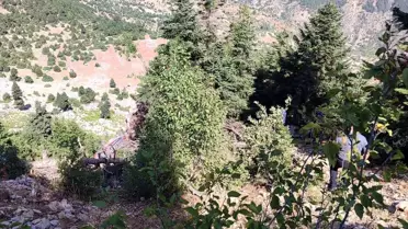 Adana'da Uçuruma Yuvarlanan Araçta İki Kişi Hayatını Kaybetti