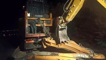 Nallıhan'da İş Makinesi Taşıyan Kamyon Kazası