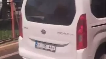 Sürücü Sol Ayağını Cam Kenarına Koyarak Araç Kullandı