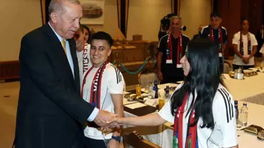 Cumhurbaşkanı Erdoğan, Yüksekovaspor Kadın Futbol Takımı'nı kabul etti