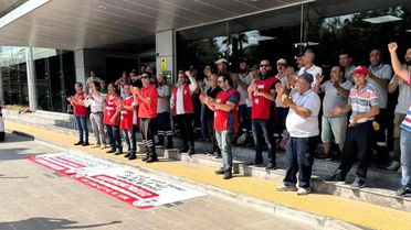 Karşıyaka Belediyesi'nde İşçiler ve Memurlar Hakları İçin Eylemde