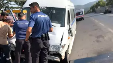 Manisa'da İşçi Servisi Ağaca Çarptı: 8 Yaralı