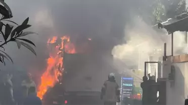 İzmir'de Market Kamyonu Yandı