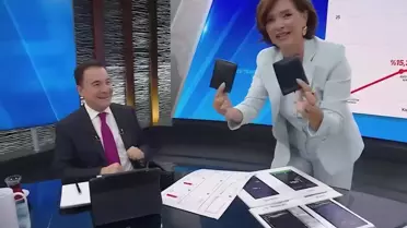 Ali Babacan canlı yayında cebinden çift cüzdan çıkardı