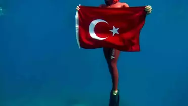 Şahika Ercümen'den Zafer Bayramı Dalışı
