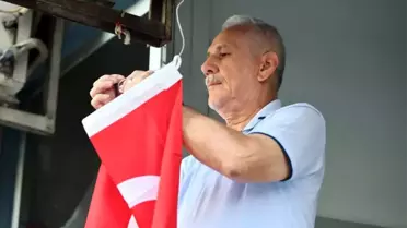Silivri Belediye Başkanı, Zafer Bayramı'nda Esnafa Türk Bayrağı Hediye Etti
