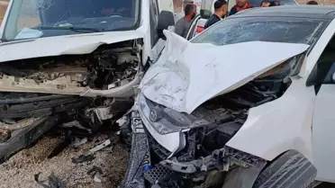 Besni'de Minibüs ve Otomobil Çarpıştı: 5 Yaralı