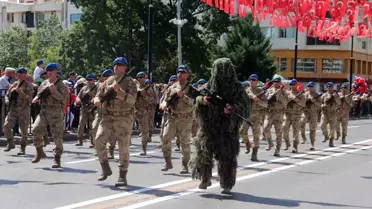 Gururlandıran tören geçişi izleyenlerden tam not aldı