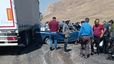 Hakkari'de TIR-Kamyonet Çarpışması: 4 Ölü, 2 Yaralı